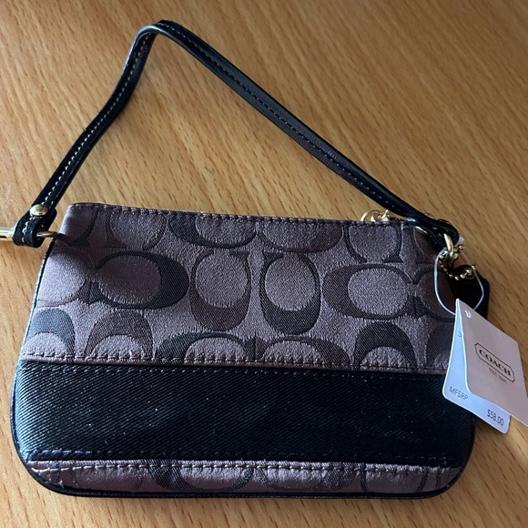 NWT Coach Wristlet Retails $58.00 - Picture 4 of 6